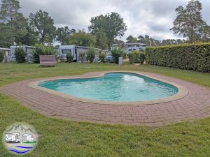 kleiner Pool hinterm Waschhaus am Strand