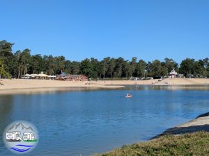 Südsee mit Blick auf Strandbar, Spielplatz und Waschhaus am Strand