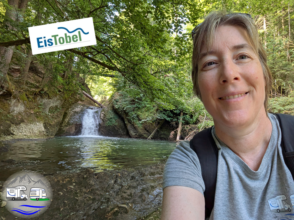 Dorothea vor dem Wasserfall am Eissteg im Eistobel