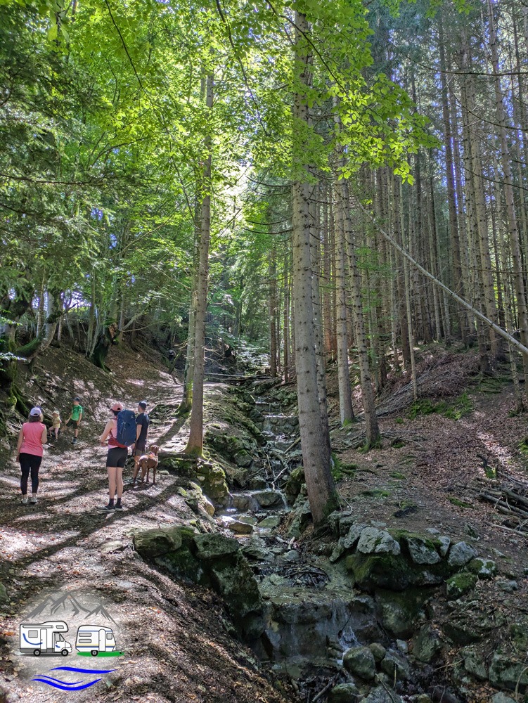 der Bachweg verläuft große Strecken neben dem Bach
