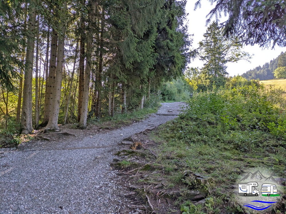 hinter den Bäumen fließt auch ein kleiner Bach