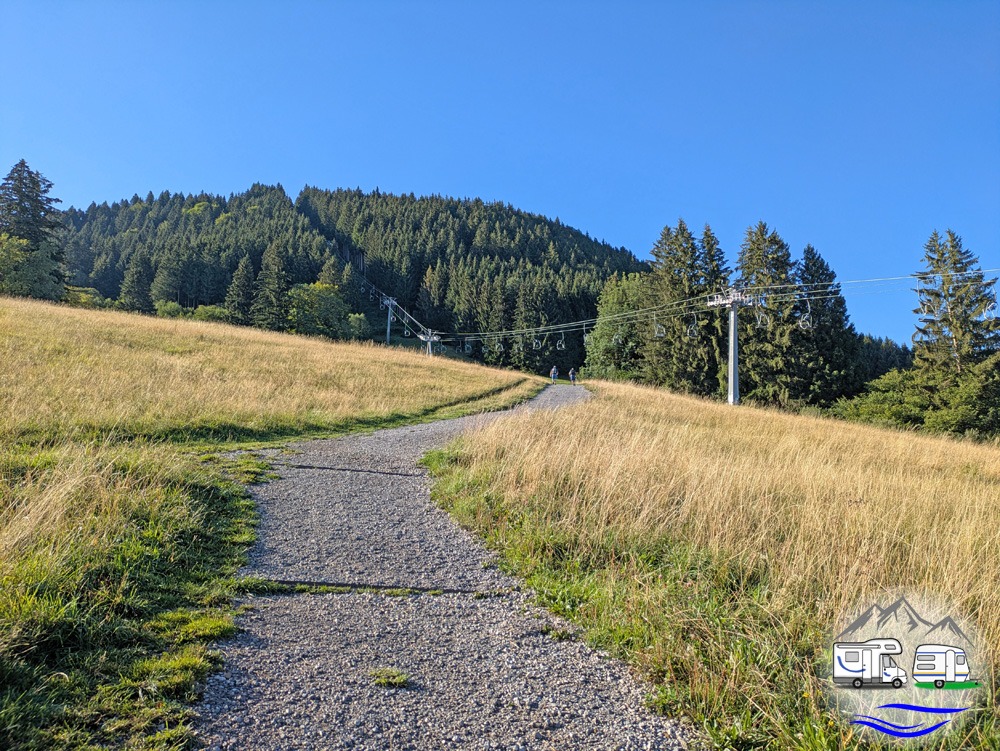 quer über die Wiese und unter der Sesselbahn hindurch
