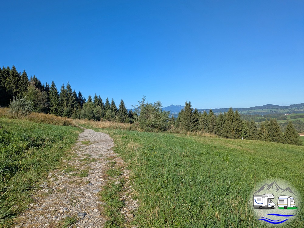 fast ebener Weg am Wiesenhang mit Blick ins Tal