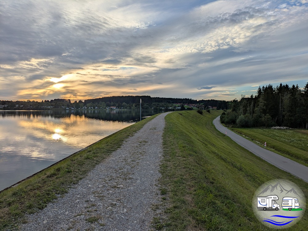 Sonnenuntergang auf dem Staudamm