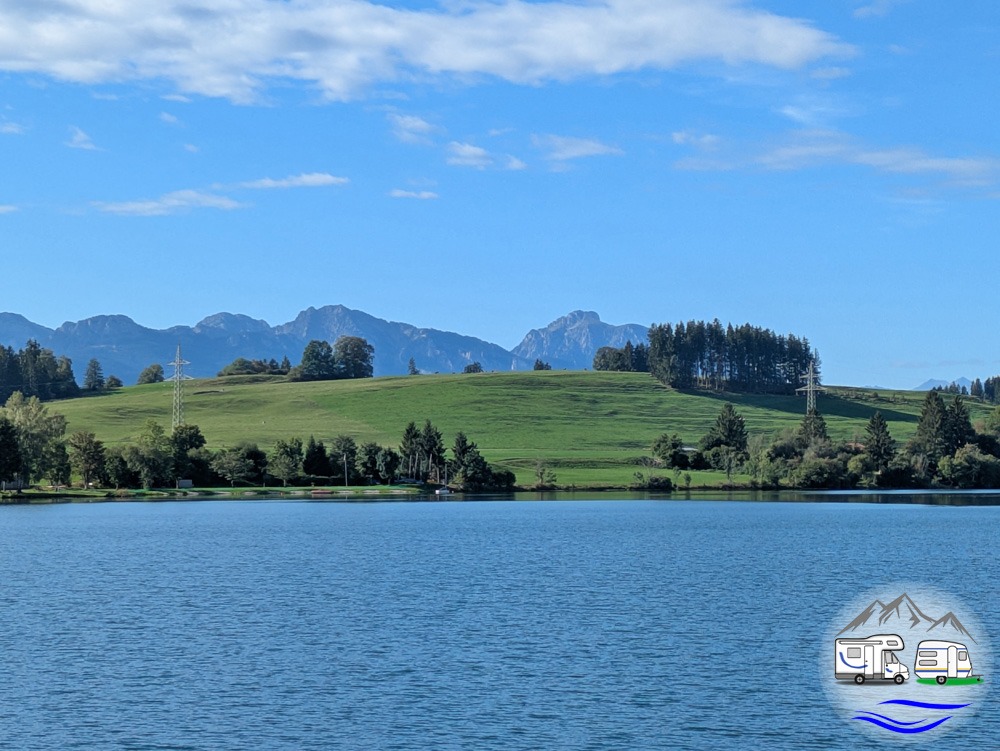 Blick vom Staudamm auf die Berge