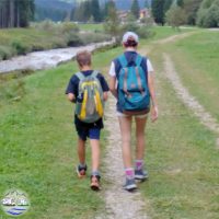 Kinder-von-hinten